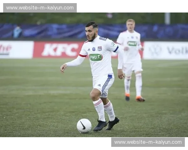 谢尔基回里昂主场观看比赛，与前主帅丰塞卡热情拥抱