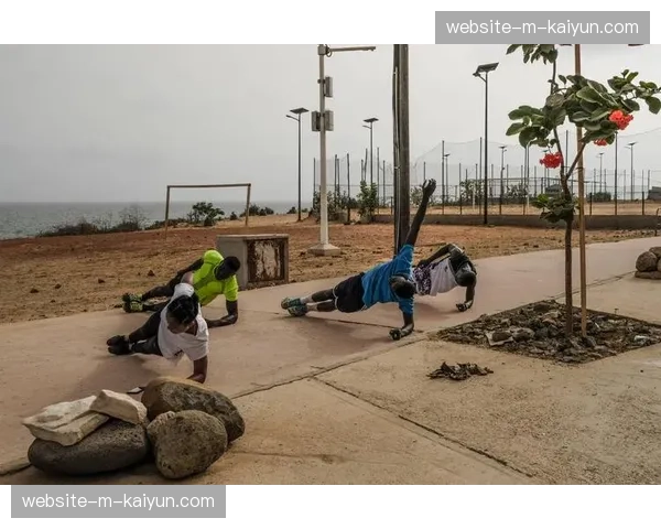 特写：达喀尔青年足球锦标赛决赛后，夺冠的非洲小球会更衣室内充满歌声与舞蹈